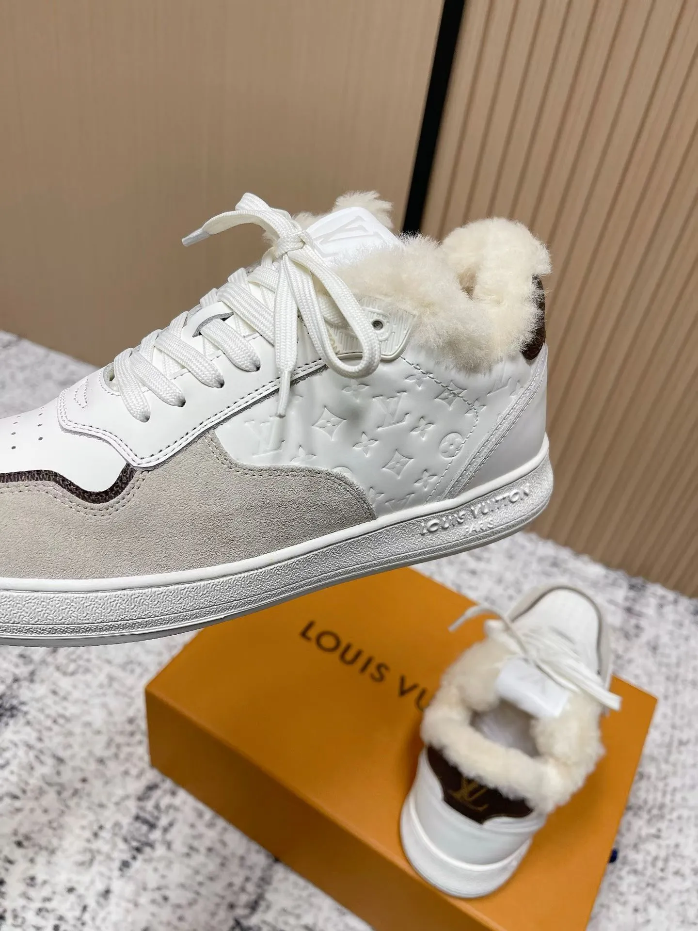Men's shoes pP700! Top version Louis Vuiton Louis Vuitton sneakers casual shoes wool style‼ ️ LV Trainer sneakers are a classic idea inspired by retro basketball shoes by designer Virgil Abloh. This time, they are spliced ​​with smooth cow leather and Monogram embossed grained cow leather, and are embellished with Monogram flowers on the rubber outsole, reflecting a striking jump in one color! Fabric: Original imported first-layer cowhide Lining: Warm wool lining Bottom thickness: about 3cm Size: 35-41